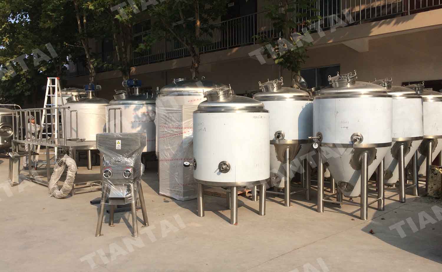 1000L stainless steel beer equipment during delivery